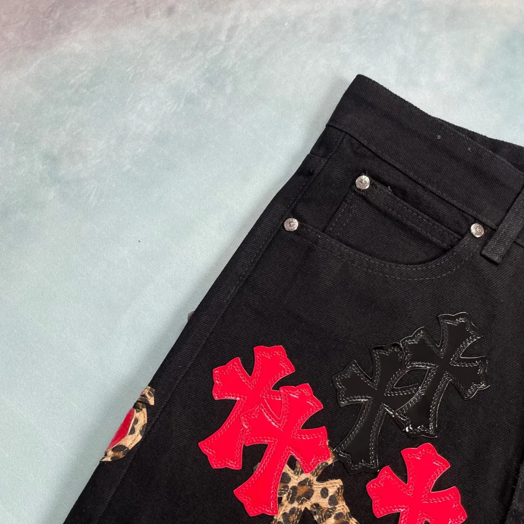 🅿️310 🔘Model No.-KL169 🔘Croxin𝐂𝐡𝐫𝐨𝐦𝐞 𝐇𝐞𝐚𝐫𝐭 CH City Limited Series Leopard Flame Ox King Heavy Industry Jeans* [St. Bart’s City Exclusive] Croxin is a top brand in the fashion world, and these pants are one of the best. It uses the classic Levi's jeans bottom panel, which has been carefully disassembled and spliced. The washed effect is natural, showing a unique retro charm. The pants are based on black and are paired with cross patches with red, silver, and leopard print elements, which have a strong visual impact. These patches are exquisitely crafted and have a luxurious feel. The hardware accessories are ultra-exquisite. The placket buckle is made of silver, hand-polished and painted with distressing liquid. The main buckle has a three-dimensional cross flower shape. The six-pointed star screws and hand-cut leather washers on the back are full of details, which are both beautiful and durable. It is also a limited edition model for the city of St. Barth. The "ST.Barth" letters are uniquely designed and made of overlapping leopard print and patent leather. It is full of three-dimensionality and highly recognizable. The matching suggestions are as follows: Street fashion style: wear a short black leather jacket on the upper body, a black graffiti T-shirt underneath, and black high-top Converse shoes. Wear a black baseball cap, an exaggerated silver metal necklace and a ring, and you will be the focus of fashion when walking on the street. Cool and handsome personality: Wear a red slim-fitting short top and a black loose denim jacket, wear it open. Pair the lower body with these jeans and black thick-soled Martin boots. Wear black sunglasses and a metal bracelet to go to a music festival or party to look cool. Casual fashion style: Choose a white loose sweatshirt, pair with these jeans, and wear white sneakers. Carry a black simple crossbody bag for daily travel, casual and fashionable.  Size: S M L XL (28.30.32.34) Color: Black